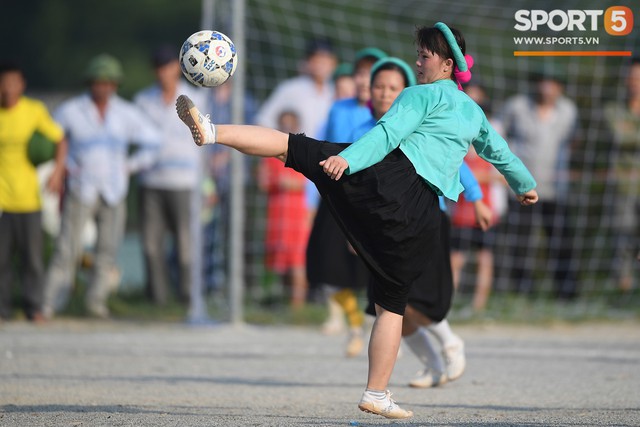 Cánh đàn ông địu con ngắm chị em mặc váy, xỏ giày biểu diễn bóng đá kỹ thuật chẳng kém Quang Hải - Ảnh 19.