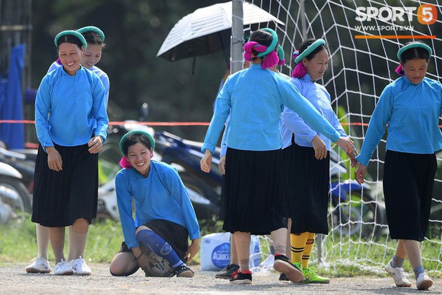 Cánh đàn ông địu con ngắm chị em mặc váy, xỏ giày biểu diễn bóng đá kỹ thuật chẳng kém Quang Hải - Ảnh 26.