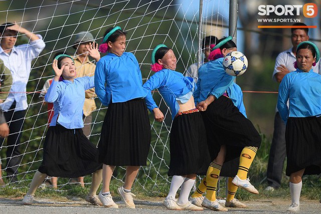 Cánh đàn ông địu con ngắm chị em mặc váy, xỏ giày biểu diễn bóng đá kỹ thuật chẳng kém Quang Hải - Ảnh 30.