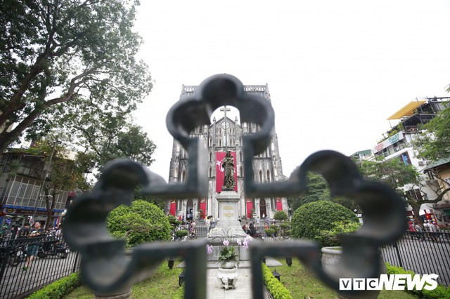 Cận cảnh nhà thờ tại Hà Nội có kiến trúc phỏng theo Nhà thờ Đức Bà Paris - Ảnh 2.
