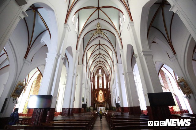 Cận cảnh nhà thờ tại Hà Nội có kiến trúc phỏng theo Nhà thờ Đức Bà Paris - Ảnh 6.