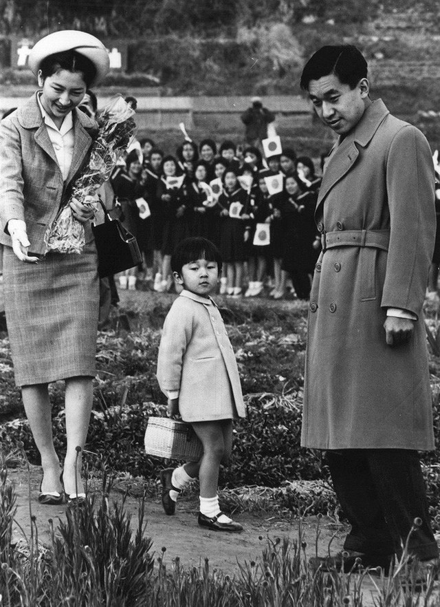  Tuổi thơ phải rời xa cha mẹ từ sớm và cách giáo dục con phá vỡ quy chuẩn Hoàng gia của Nhật hoàng Akihito - Ảnh 2.