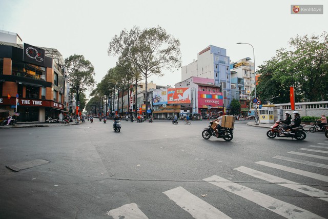 Sài Gòn bình yên lạ thường, đường phố vắng bóng phương tiện trong những ngày nghỉ lễ 30/4 - 1/5 - Ảnh 16.