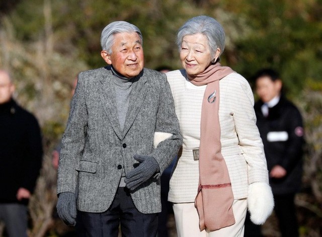 Khoảnh khắc xúc động nhất trong Lễ thoái vị: Nhật hoàng Akihito rưng rưng nắm chặt tay, dìu bước người bạn đời gắn bó 60 năm trong thời khắc chuyển giao lịch sử - Ảnh 3.