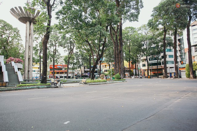 Sài Gòn bình yên lạ thường, đường phố vắng bóng phương tiện trong những ngày nghỉ lễ 30/4 - 1/5 - Ảnh 10.