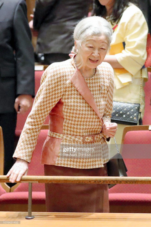 Gần 90 tuổi, cựu Hoàng hậu Nhật Bản vẫn khiến cả thế giới ngưỡng mộ trước gu thời trang nhã nhặn in đậm cốt cách tiểu thư - Ảnh 2.