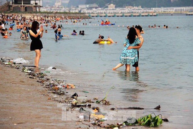 Trẻ ngụp lặn bơi trong rác biển ở Hạ Long - Ảnh 8.