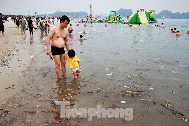 Trẻ ngụp lặn bơi trong rác biển ở Hạ Long - Ảnh 9.