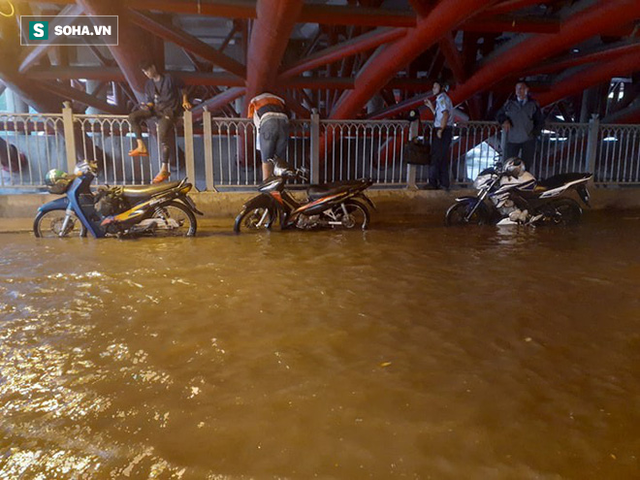 Đang mưa lớn diện rộng ở Sài Gòn, nhiều phố phường ngập sâu - Ảnh 1.