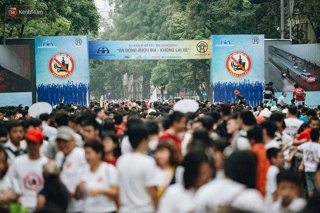 Chùm ảnh: 8.000 người mang logo Đã uống rượu bia - Không lái xe cùng tuần hành trên phố đi bộ Hồ Gươm - Ảnh 2.