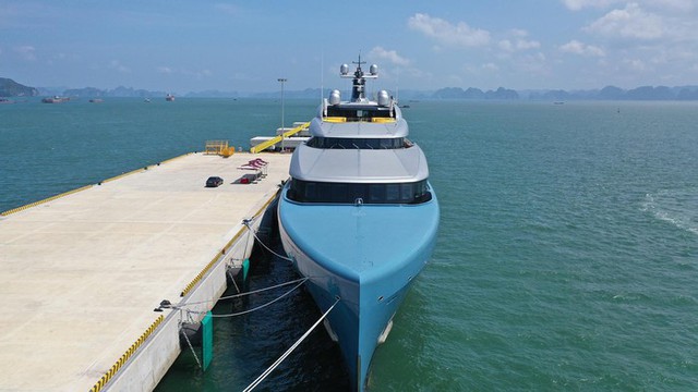 Ông chủ CLB Tottenham cùng siêu du thuyền 150 triệu USD tới vịnh Hạ Long: Tôi chưa thấy nơi đâu có cảnh đẹp như vậy - Ảnh 3.