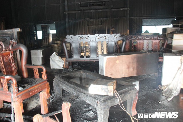 Ảnh: Hiện trường vụ cháy 8 xưởng sản xuất gỗ ở Hà Nội, hàng chục tỷ đồng hóa thành tro - Ảnh 7.