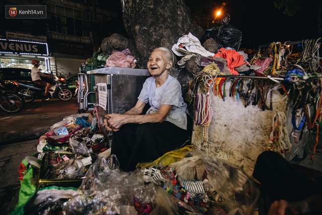 Đời buồn của cụ bà bán hàng rong sống cạnh nhà vệ sinh công cộng ở Hà Nội: Ngày xưa lăn lộn nuôi con, nhưng chúng nó lần lượt ra đi hết rồi... - Ảnh 1.