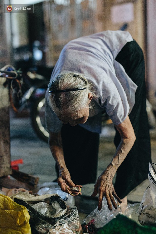 Đời buồn của cụ bà bán hàng rong sống cạnh nhà vệ sinh công cộng ở Hà Nội: Ngày xưa lăn lộn nuôi con, nhưng chúng nó lần lượt ra đi hết rồi... - Ảnh 12.