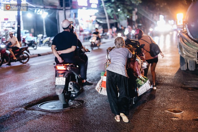 Đời buồn của cụ bà bán hàng rong sống cạnh nhà vệ sinh công cộng ở Hà Nội: Ngày xưa lăn lộn nuôi con, nhưng chúng nó lần lượt ra đi hết rồi... - Ảnh 14.