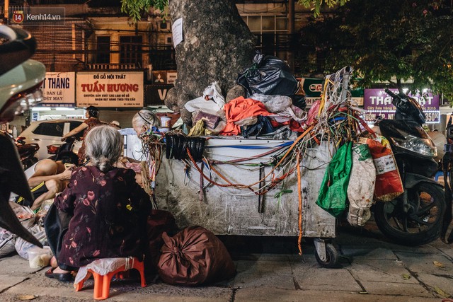 Đời buồn của cụ bà bán hàng rong sống cạnh nhà vệ sinh công cộng ở Hà Nội: Ngày xưa lăn lộn nuôi con, nhưng chúng nó lần lượt ra đi hết rồi... - Ảnh 10.