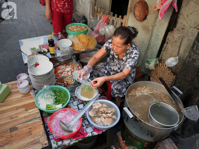 Quán ăn nhỏ hơn 40 năm tuổi góp phần làm nên văn hóa ẩm thực hẻm Sài Gòn: 7 ngày bán 7 món khác nhau, tuyệt hảo nhất chính là món chay - Ảnh 2.