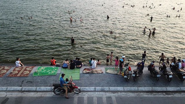  Người dân Hà Nội rủ nhau ra Hồ Tây tắm hạ nhiệt ngày cuối tuần nắng như nung - Ảnh 1.