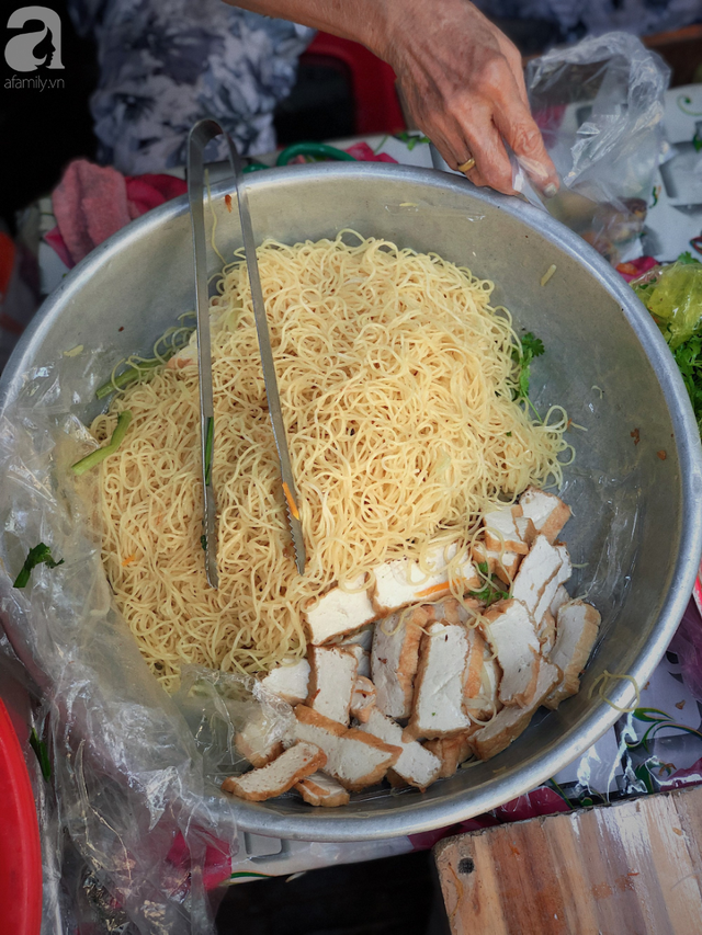 Quán ăn nhỏ hơn 40 năm tuổi góp phần làm nên văn hóa ẩm thực hẻm Sài Gòn: 7 ngày bán 7 món khác nhau, tuyệt hảo nhất chính là món chay - Ảnh 11.