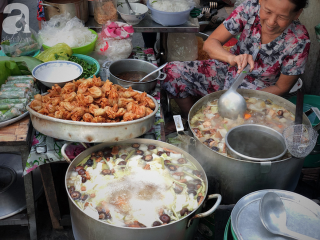 Quán ăn nhỏ hơn 40 năm tuổi góp phần làm nên văn hóa ẩm thực hẻm Sài Gòn: 7 ngày bán 7 món khác nhau, tuyệt hảo nhất chính là món chay - Ảnh 3.