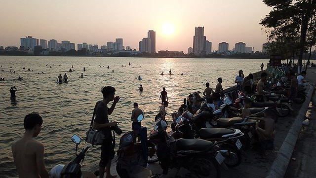  Người dân Hà Nội rủ nhau ra Hồ Tây tắm hạ nhiệt ngày cuối tuần nắng như nung - Ảnh 3.