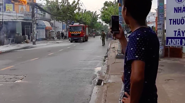 Dân hoảng sợ bỏ chạy tán loạn vì đường dây cáp viễn thông cháy, phát nổ dữ dội ở Sài Gòn - Ảnh 3.
