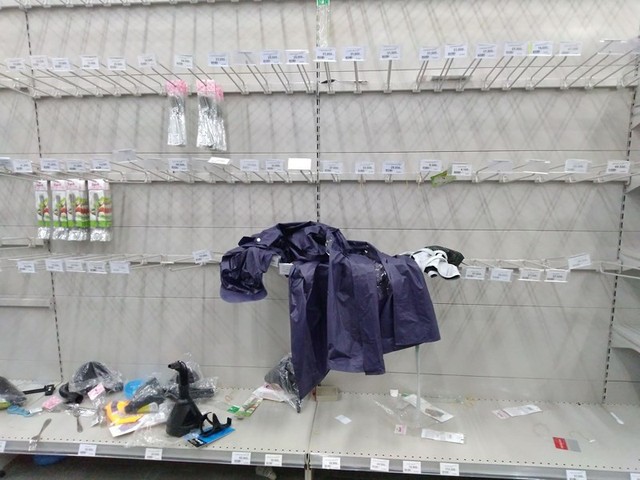 Siêu thị Auchan trống trơn sau 6 ngày xả hàng giảm giá - Ảnh 9.