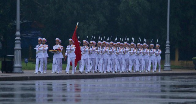 Toàn cảnh Lễ treo cờ rủ Quốc tang nguyên Chủ tịch nước Lê Đức Anh trong mưa - Ảnh 3.