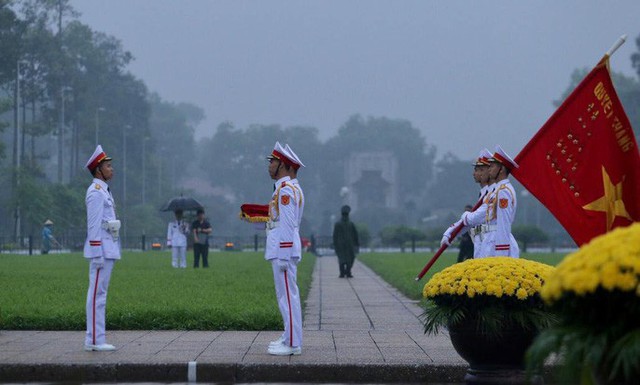 Toàn cảnh Lễ treo cờ rủ Quốc tang nguyên Chủ tịch nước Lê Đức Anh trong mưa - Ảnh 5.