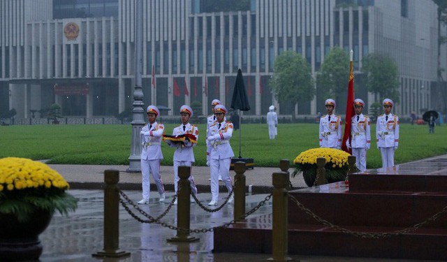 Toàn cảnh Lễ treo cờ rủ Quốc tang nguyên Chủ tịch nước Lê Đức Anh trong mưa - Ảnh 6.