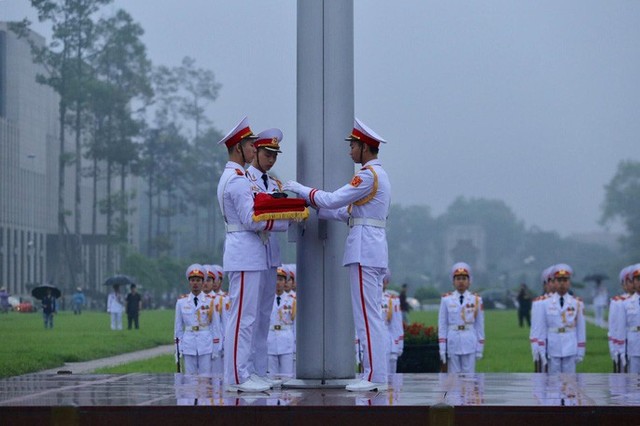 Toàn cảnh Lễ treo cờ rủ Quốc tang nguyên Chủ tịch nước Lê Đức Anh trong mưa - Ảnh 7.