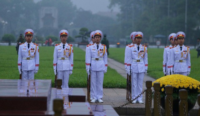 Toàn cảnh Lễ treo cờ rủ Quốc tang nguyên Chủ tịch nước Lê Đức Anh trong mưa - Ảnh 8.
