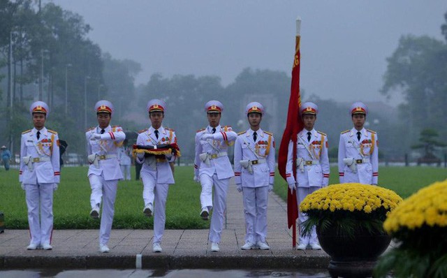Toàn cảnh Lễ treo cờ rủ Quốc tang nguyên Chủ tịch nước Lê Đức Anh trong mưa - Ảnh 9.