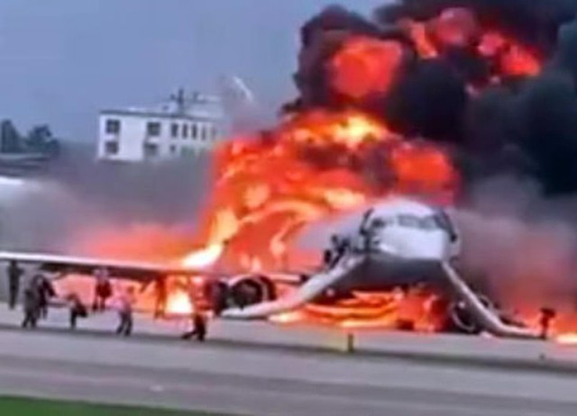 Hiện trường vụ cháy máy bay ở Nga, ít nhất 41 người thiệt mạng - Ảnh 1.