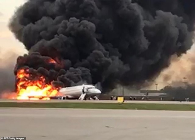 Hiện trường vụ cháy máy bay ở Nga, ít nhất 41 người thiệt mạng - Ảnh 2.