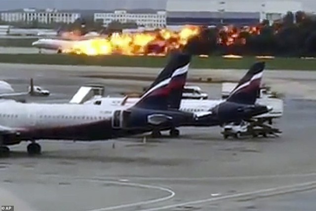 Hiện trường vụ cháy máy bay ở Nga, ít nhất 41 người thiệt mạng - Ảnh 4.
