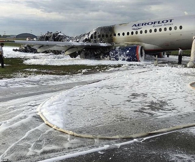 Hiện trường vụ cháy máy bay ở Nga, ít nhất 41 người thiệt mạng - Ảnh 5.