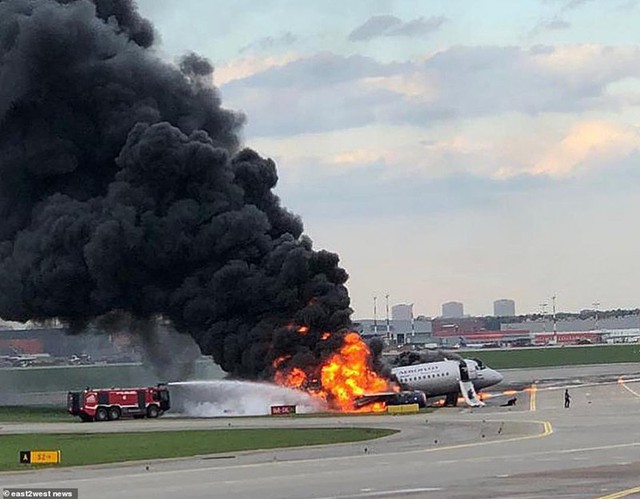 Hiện trường vụ cháy máy bay ở Nga, ít nhất 41 người thiệt mạng - Ảnh 7.
