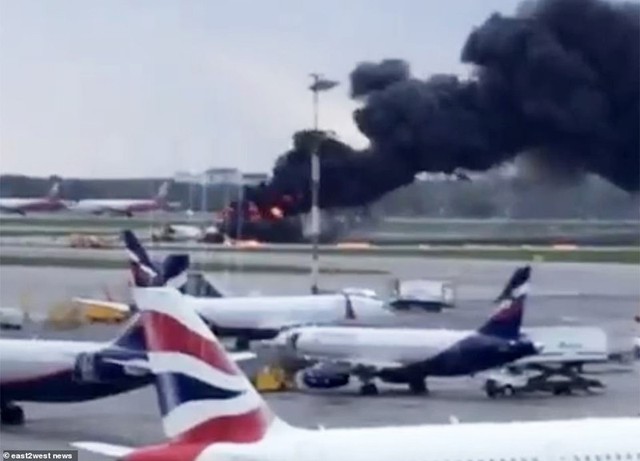 Hiện trường vụ cháy máy bay ở Nga, ít nhất 41 người thiệt mạng - Ảnh 10.