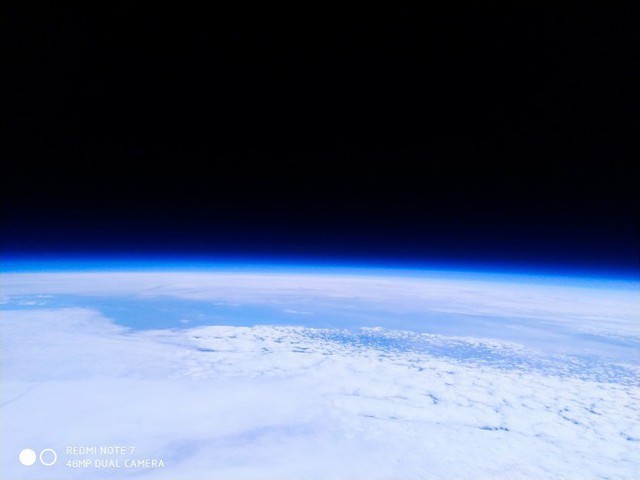 Dẹp Apple và Samsung đi, smartphone chơi lớn là phải bay lên vũ trụ bằng khinh khí cầu để chụp ảnh như này! - Ảnh 2.
