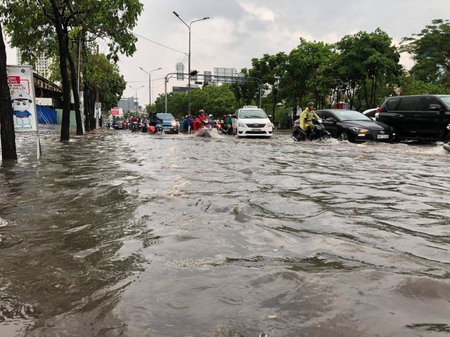 TP HCM ngập mênh mông, kẹt xe khắp nơi sau mưa lớn  - Ảnh 1.