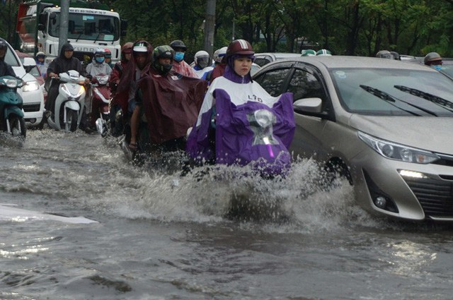 TP HCM ngập mênh mông, kẹt xe khắp nơi sau mưa lớn  - Ảnh 2.