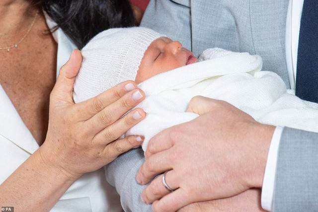 Vợ chồng Meghan chính thức xuất hiện, giới thiệu em bé Sussex cho người hâm mộ trên toàn thế giới - Ảnh 2.