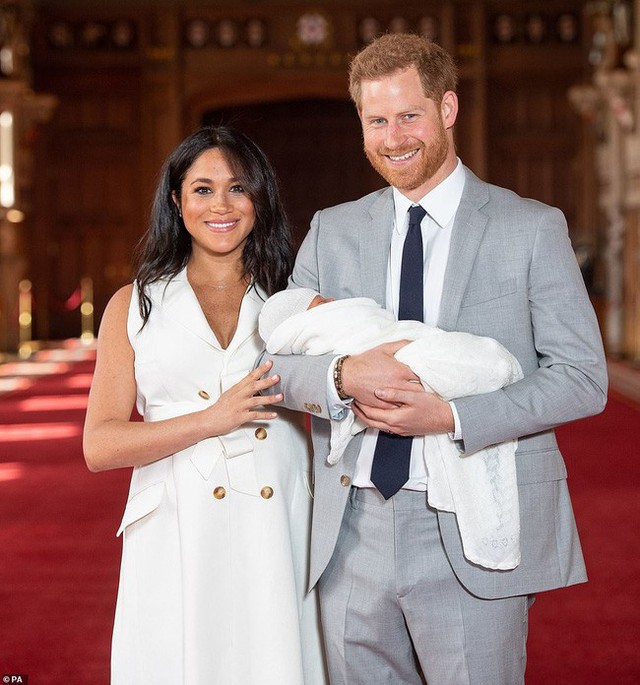 Vợ chồng Meghan chính thức xuất hiện, giới thiệu em bé Sussex cho người hâm mộ trên toàn thế giới - Ảnh 3.