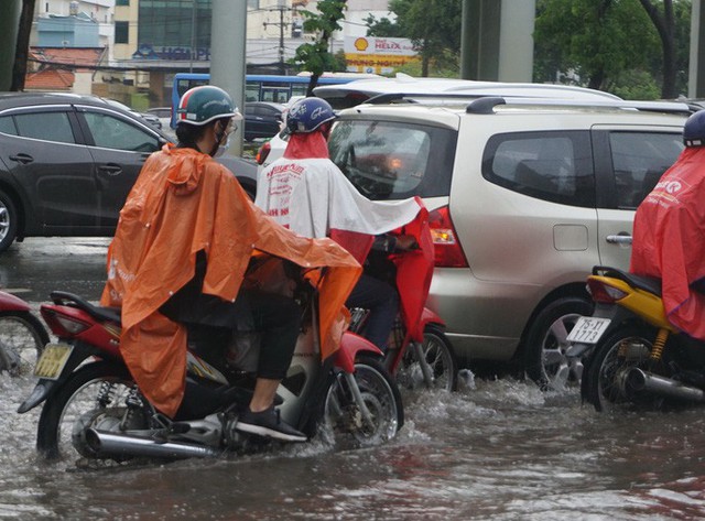 TP HCM ngập mênh mông, kẹt xe khắp nơi sau mưa lớn  - Ảnh 7.