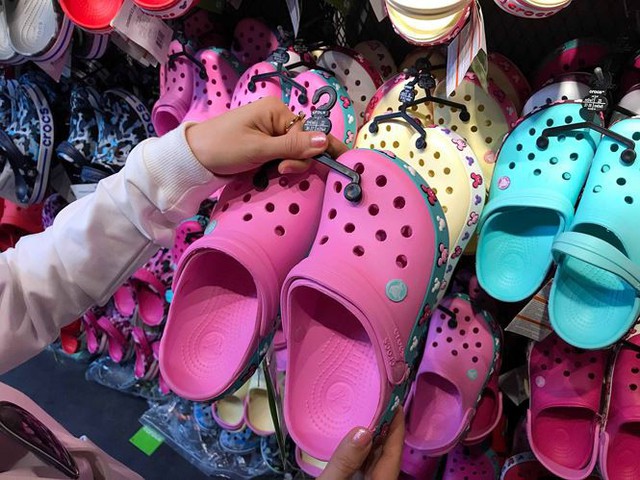 Giày dép kiểu mới gắn hình thú trang trí hút người dân Sài Gòn - Ảnh 2.