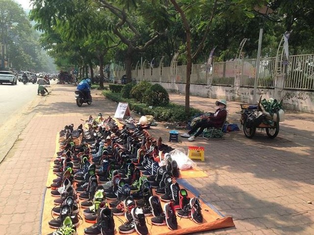 Giày dép kiểu mới gắn hình thú trang trí hút người dân Sài Gòn - Ảnh 13.
