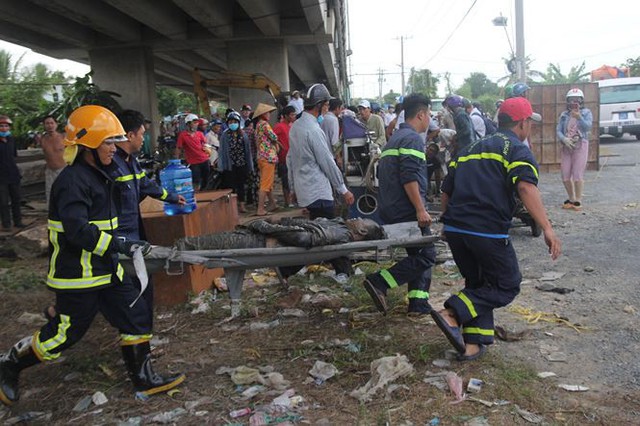 Hai ô tô rơi khỏi cầu Hàm Luông sau va chạm, nhiều người thương vong - Ảnh 1.