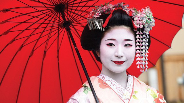 Lý do geisha Nhật Bản luôn bôi son đỏ, quốc kỳ cũng vẽ mặt trời đỏ hay văn hóa cuồng màu rực rỡ của xứ Phù Tang - Ảnh 4.