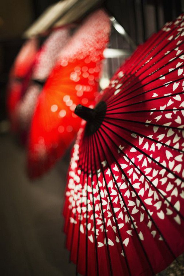 Lý do geisha Nhật Bản luôn bôi son đỏ, quốc kỳ cũng vẽ mặt trời đỏ hay văn hóa cuồng màu rực rỡ của xứ Phù Tang - Ảnh 5.